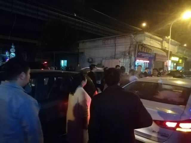 女子吃饱吃瓜后开车,险象环生！